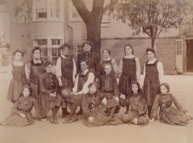d-Coborn-girls-Netball-team-1909 https://www.cooperscoborn.org.uk/wp-content/uploads/2023/08/d-Coborn-girls-Netball-team-1909-768x570.jpg
