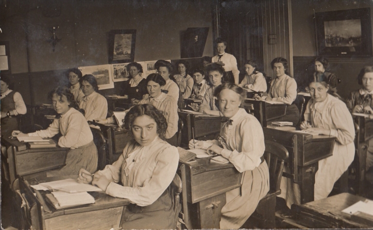 e-1909-Coborn-girls-in-lesson https://www.cooperscoborn.org.uk/wp-content/uploads/2023/08/e-1909-Coborn-girls-in-lesson-768x473.jpg